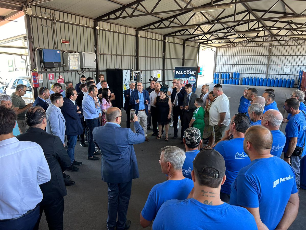 gasparripdl's tweet photo. Il sindaco Corsaro e Falcone ci portano da AutoPropangas, nel cuore produttivo di #Misterbianco, dove tutto è azzurro. Dalle bombole, alle divise fino ai capelli della proprietaria dell’azienda! https://t.co/uQRG86lvEk
