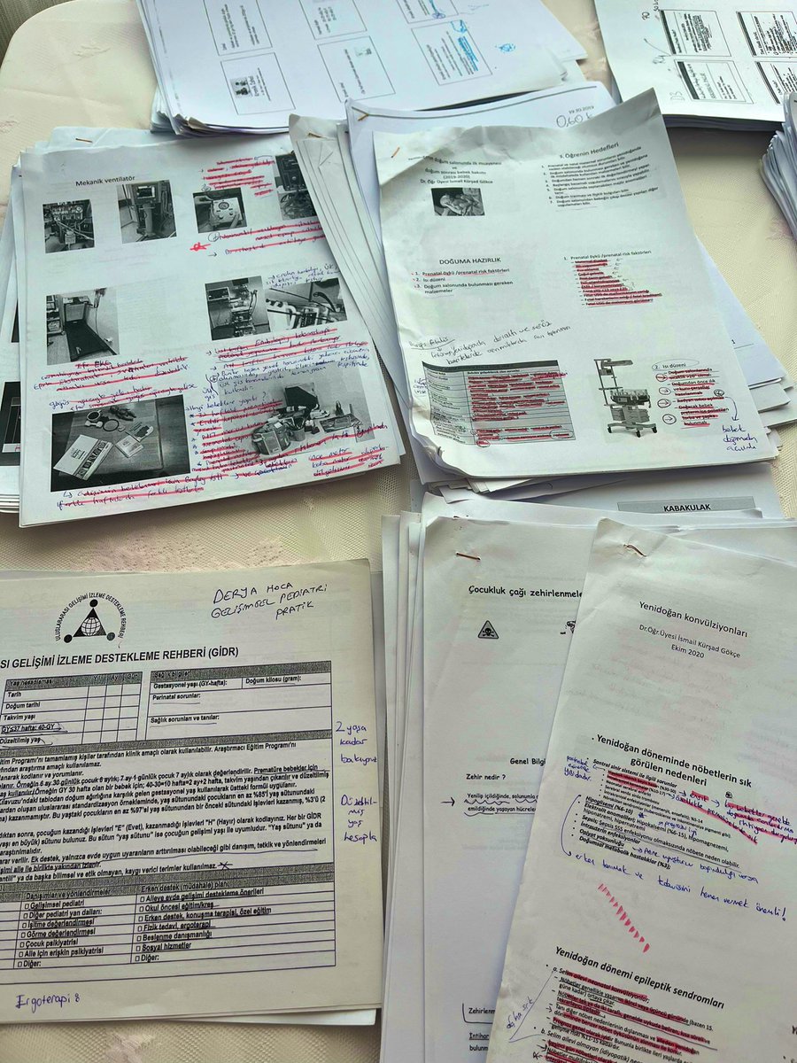 ebra_berk's tweet photo. Nerede kalmıştıkk... 
D3 D4'ten atmadığım tek notlarım pediatri notlarıydı. Videoları zevkle izleyip sayafalara işlemişim. İşte kararlılık böyle olur hdjdkd https://t.co/j7PrNXVqFS