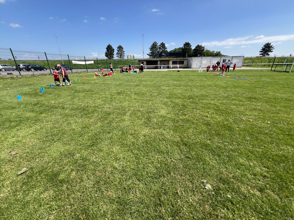 Tout est parti d’un stage réseau Art EPS langues cet hiver. Les écoles de Vaucouleurs et Void maternelle se sont rencontrées et ont décidé d’organiser des olympiades inter-écoles ! Aujourd’hui était l’aboutissement de leur projet. Une journée olympique sous le ☀️