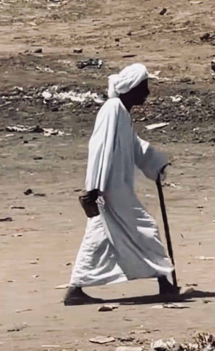 McLad84's tweet photo. يسرع هذا الرجل السوداني هزيل الجسد وهو يحمل حجرا بيد و يتكأ على عكازه بالأخرى ليحارب جنود التمرد المدججين بسلاح مدعوم من أغنى الدول 

لعله ضعيف القدرة بحسابات الدنيا لكنه في ميزان الله اقوى فقد خرج مدافعا عن وطنه و أرضه وعرضه
هو خير من الف سياسي ذليل وخائن رخيص و أقوى بعزته وشرفه https://t.co/oB76Nwui5E