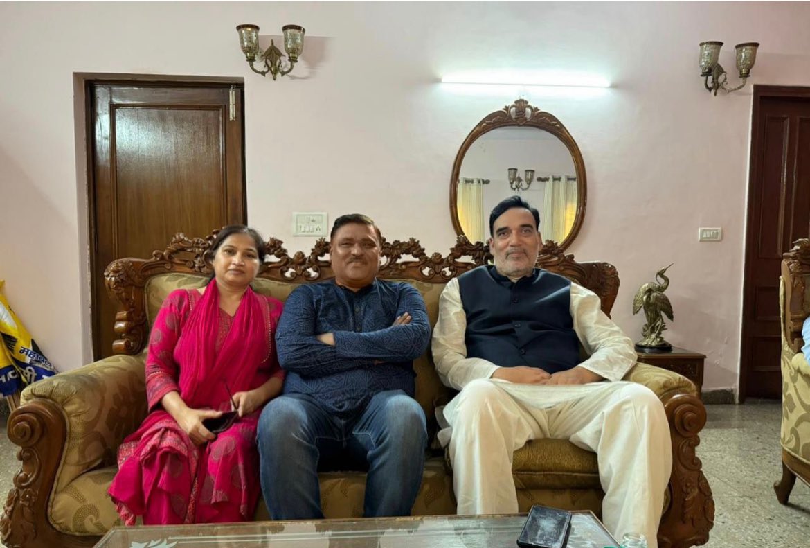 ManiNaiduAAP's tweet photo. @AapKaGopalRai Ji Words cannot express the depth of our gratitude for your visit to our home.Your presence and blessings have touched our hearts profoundly, and we feel incredibly honored and fortunate by your kindness and grace.@AAPDelhi @AAPAndhra_ https://t.co/J28NRNrezW