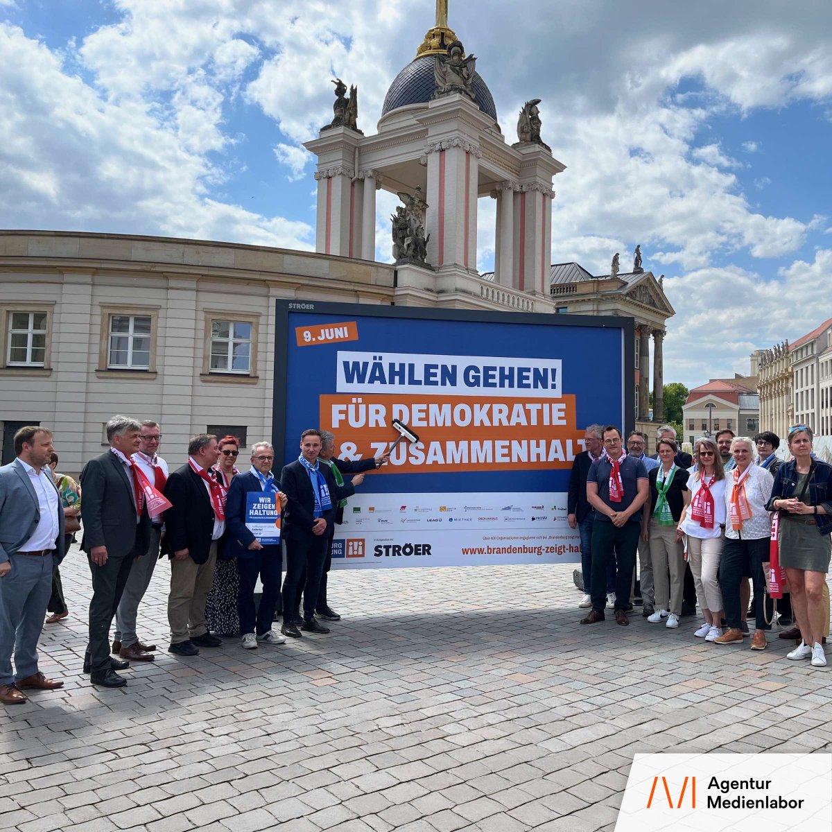 medienlabor's tweet photo. Wir unterstützten sehr gerne @zeigthaltung bei der Plakatkampagne zu den kommenden #Europa- und #Kommunalwahlen. 

Mehr Informationen zu der Aktion unter ➡️ https://t.co/Wehua3lMrV

#Haltungzeigen #Brandenburgzeigthaltung #600Aufsteller https://t.co/1MSY8M8qlu