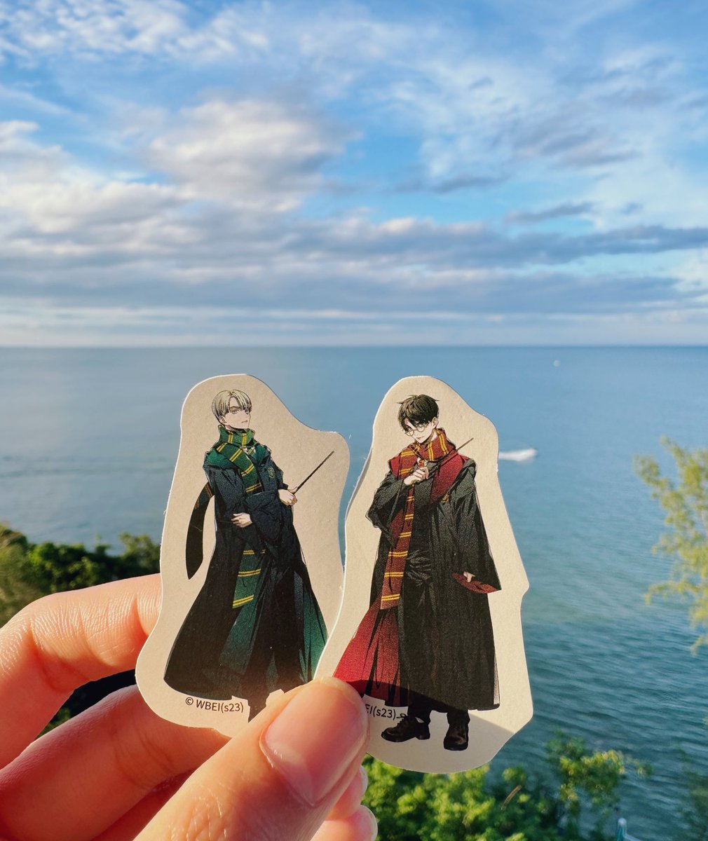 วันนี้ทีมงานพาแฮร์รี่และเดรโกมาเดทที่ทะเลค่ะ ชมพระอาทิตย์ตกโรแมนติกที่สุดเลย

เพื่อนๆเคยพาคู่ชิปตัวเองไปเดทที่ไหนกันบ้าง มาแชร์กันค่า 😇🥰 #hpdm #dmhp #drarry