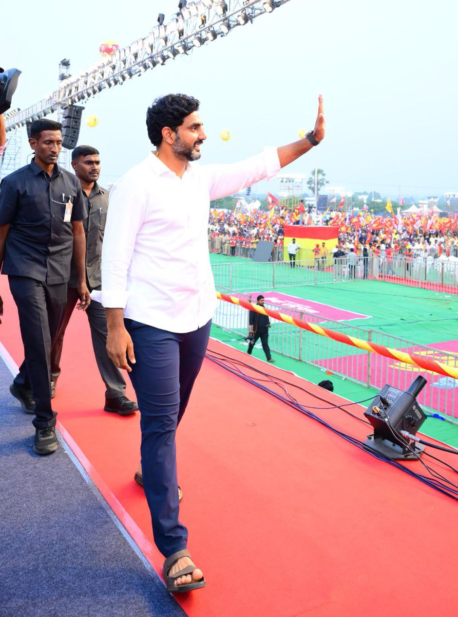 anuroopsai's tweet image. 🤔🫣🤷🏻‍♂️

@naralokesh అన్నని కలవాలంటే ఎలాగో తెలియదు అంటే ఈ సమాజం ఒప్పుకుంటుందా ???

#IntrovertIssues #TDPTwitter