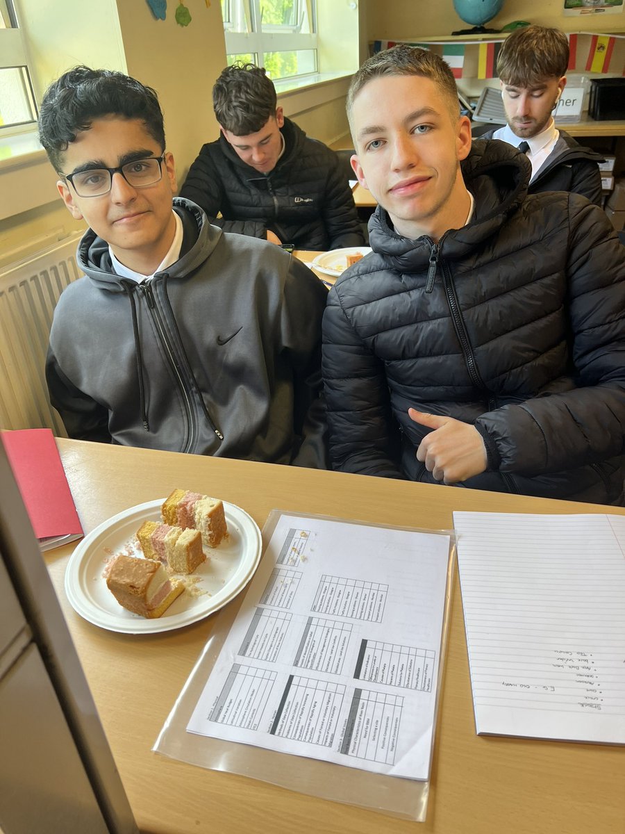 RosshallGeo's tweet photo. Formation of coastal features with Higher geographers today using ‘edible materials’ 🌊🍰 @Rosshallmods @RosshallAcademy https://t.co/RaTjsUO1od