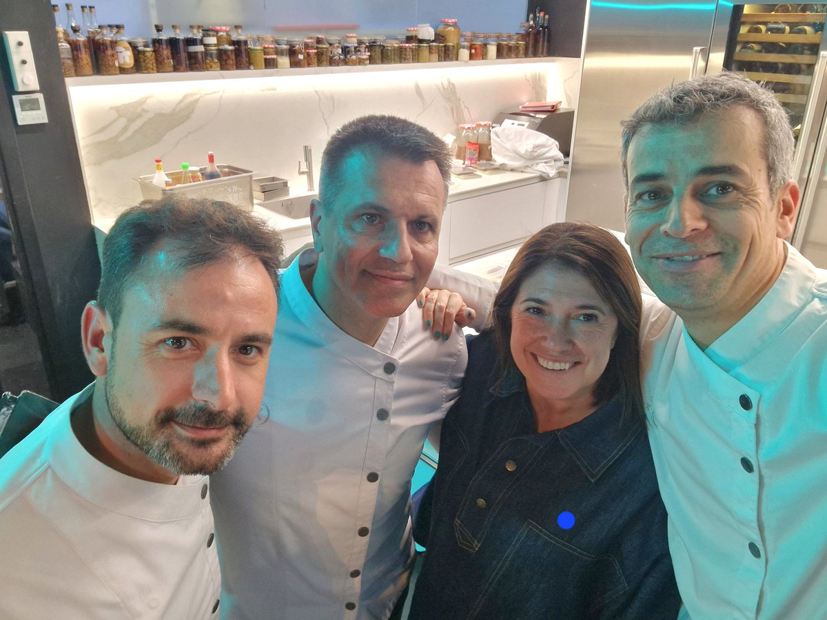 Paz Álvarez (@pazalvarezcalvo) on Twitter photo Gracias <a href="/DisfrutarBCN/">Disfrutar Barcelona</a> por dejar a <a href="/elpais_gastro/">EL PAÍS Gastro</a> entrar en vuestra casa más allá de la cocina. Había un cámara <a href="/alvarogonzr/">Álvaro González</a> y dos fotógrafos <a href="/gianlucaphoto/">gianluca battista</a>
y Massimiliano Minocri trabajando a un ritmo frenético. Al final hubo tiempo para un "selfie'.
elpais.com/gastronomia/20… Gracias <a href="/DisfrutarBCN/">Disfrutar Barcelona</a> por dejar a <a href="/elpais_gastro/">EL PAÍS Gastro</a> entrar en vuestra casa más allá de la cocina. Había un cámara <a href="/alvarogonzr/">Álvaro González</a> y dos fotógrafos <a href="/gianlucaphoto/">gianluca battista</a>
y Massimiliano Minocri trabajando a un ritmo frenético. Al final hubo tiempo para un "selfie'.
elpais.com/gastronomia/20…