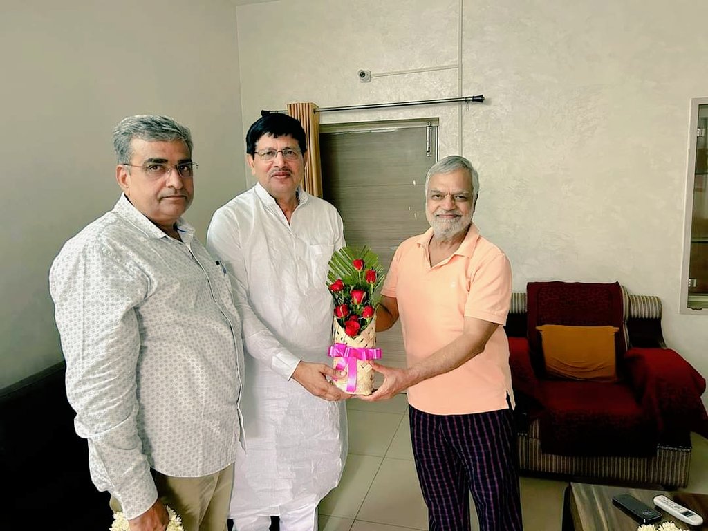 AapkaMurarilal's tweet photo. दौसा लोकसभा क्षेत्र से सांसद के रूप में निर्वाचित होने के बाद आज पूर्व विधानसभा अध्यक्ष श्री सीपी जोशी जी ,पूर्व मंत्री श्री लालचंद कटारिया जी से  शिष्टाचार मुलाकात की ।
 @drcpjoshi
@KatariaLalchand
@INCRajasthan https://t.co/ssBOZkdaIn