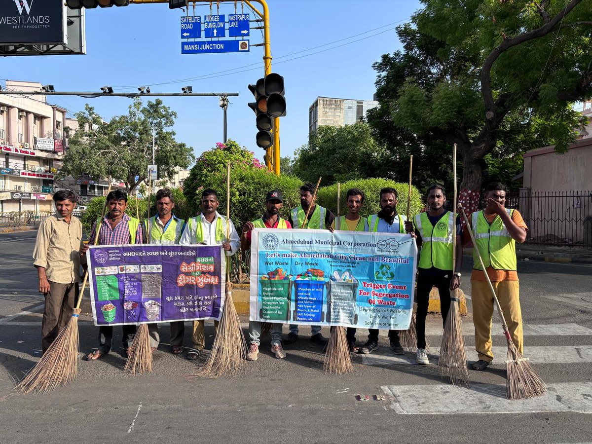 નિર્મળ ગુજરાત સફાઈ ઝુંબેશ કાર્યક્રમમાં માનસી સર્કલ,બોડકદેવ વોર્ડ ની સફાઈ કામદારો દ્વારા સફાઈ કરાવવામાં આવી હતી.

#amc #amcforpeople #SwachhGujarat2024 #SwachhSurvekshan2024 #RRR #CleanIndia #Swachhamdavad #SwachhBharat #GarbageFreeIndia #ahmedabad #municipalcorporation