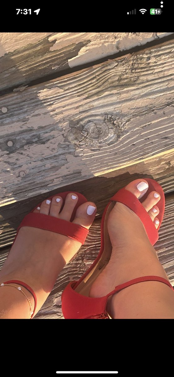 Godess_bre7's tweet photo. Baddie’s wear red heels with white toes 😈 #messageme #toepics #icanmakeitworthyourwhile #toeGod https://t.co/sW2kNqAaI6
