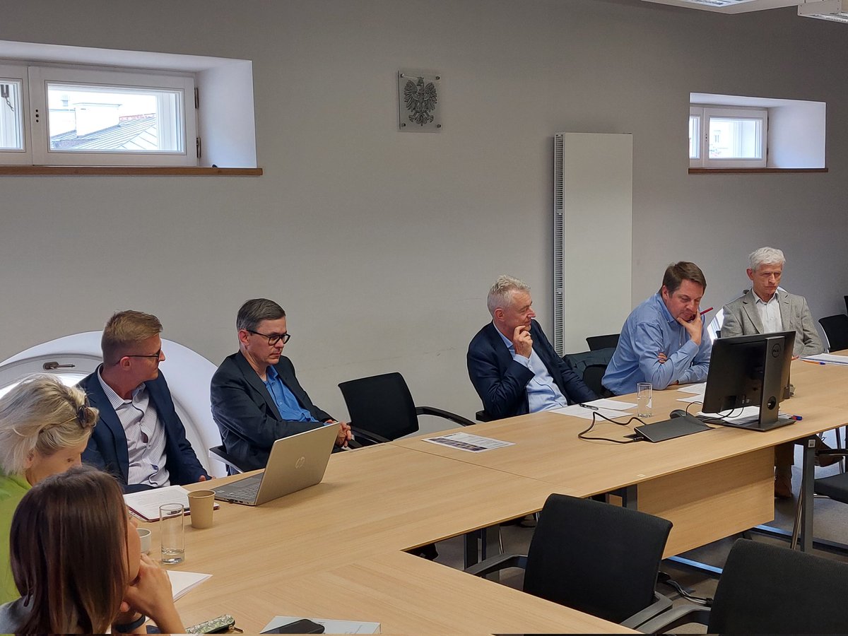 t_pugacewicz's tweet photo. "Taniec mocarstw" w regionie Indo-Pacyfiku i skutkach dla Europy (https://t.co/wzTiMivA4W. obecności Chin w Serbii, na Węgrzech i na europejskim rynku elektryków) w panelu @StowStudStrateg z udziałem A. Głogowskiego, Ł. Jureńczyka i @d_mierzejewski (moderuje: A. Gruszczak). https://t.co/MptTJTrlTq
