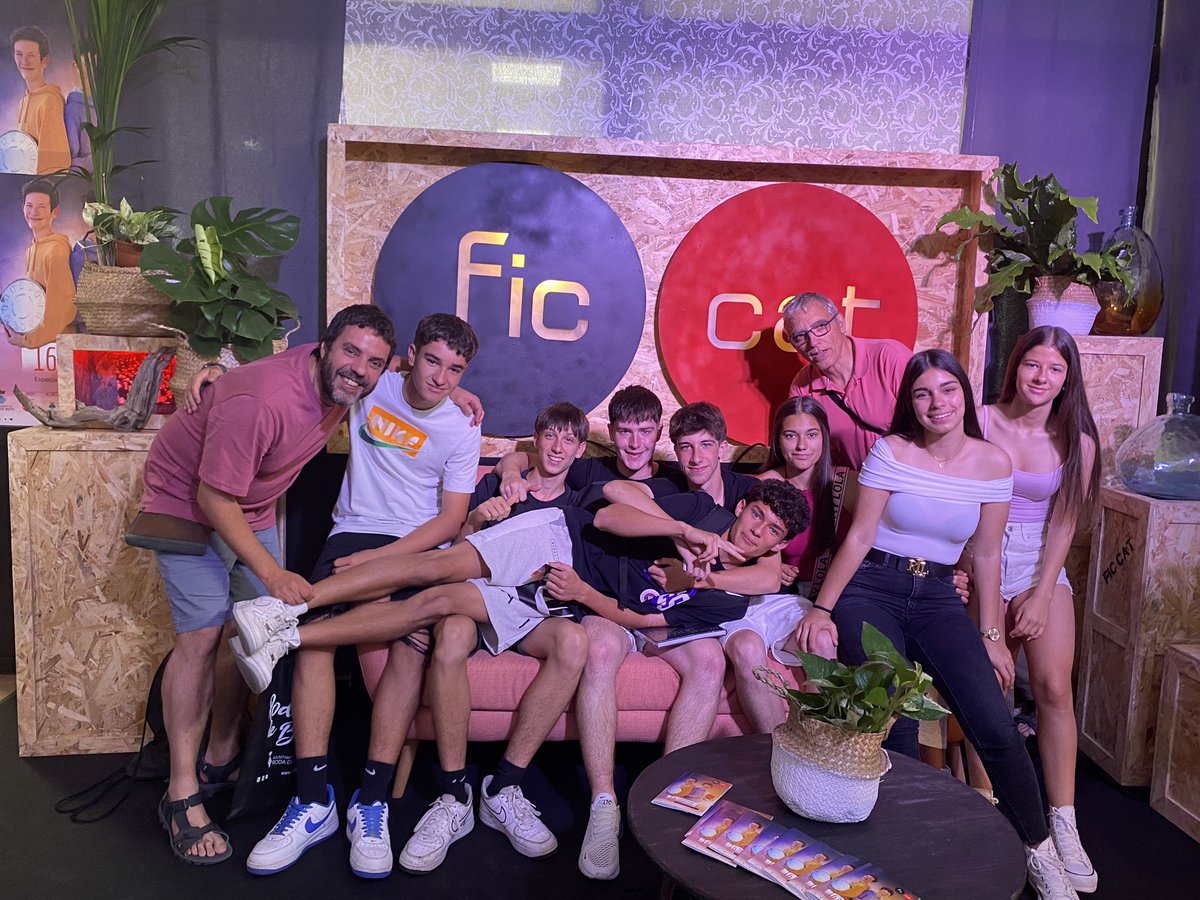 Equipàs avui per veure Bulos de l'alumnat de l'<a href="/InCastellbisbal/">Inst Castellbisbal</a> a pantalla gegant al <a href="/FICCAT/">Festival FIC-CAT</a>. El nivell de les produccions dels centres educatius brutal i ens ho hem passat genial! Demà serem a la gala de cloenda i entrega de premis. Creuem els dits ben fort 🤞🏼🤞🏼🤞🏼