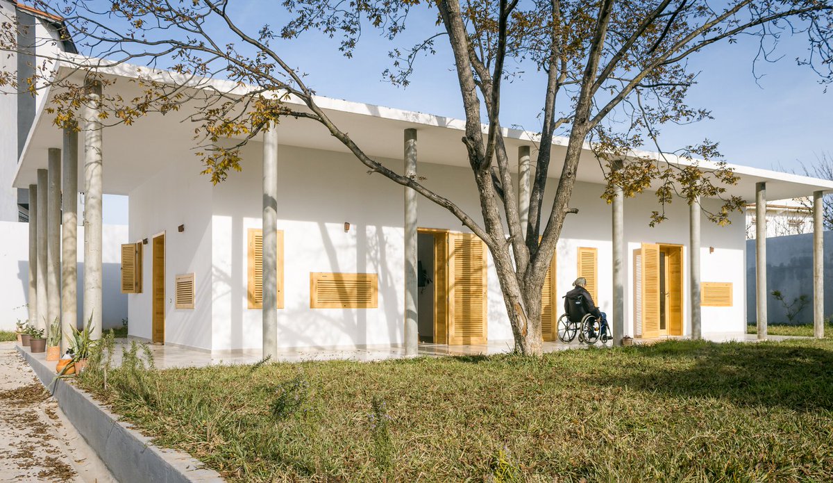 Afritekture_Lab's tweet photo. 🏫 : The Colonnade House
📍 : Tipasa (Algeria) 
👷🏿 : Atelier Messaoudi Architects

The “colonnade house” was designed for a son wishing to offer an adapted living space to his parents previously living on the first floor of the family house, from which access to the garden was difficult for them.

This “colonnade house” aims at spatial fluidity, while proposing protected interior spaces and exterior areas that can be used all year long.

#Architecture #African #Algeria