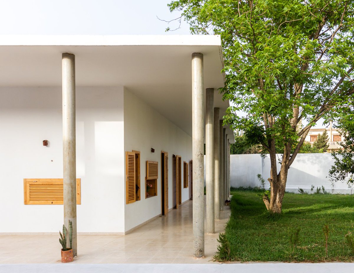 Afritekture_Lab's tweet photo. 🏫 : The Colonnade House
📍 : Tipasa (Algeria) 
👷🏿 : Atelier Messaoudi Architects

The “colonnade house” was designed for a son wishing to offer an adapted living space to his parents previously living on the first floor of the family house, from which access to the garden was difficult for them.

This “colonnade house” aims at spatial fluidity, while proposing protected interior spaces and exterior areas that can be used all year long.

#Architecture #African #Algeria