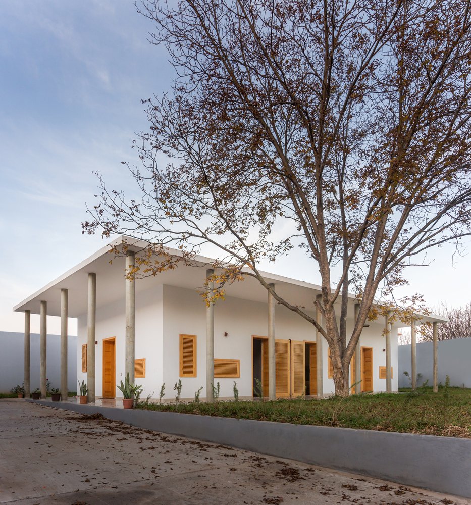 Afritekture_Lab's tweet photo. 🏫 : The Colonnade House
📍 : Tipasa (Algeria) 
👷🏿 : Atelier Messaoudi Architects

The “colonnade house” was designed for a son wishing to offer an adapted living space to his parents previously living on the first floor of the family house, from which access to the garden was difficult for them.

This “colonnade house” aims at spatial fluidity, while proposing protected interior spaces and exterior areas that can be used all year long.

#Architecture #African #Algeria