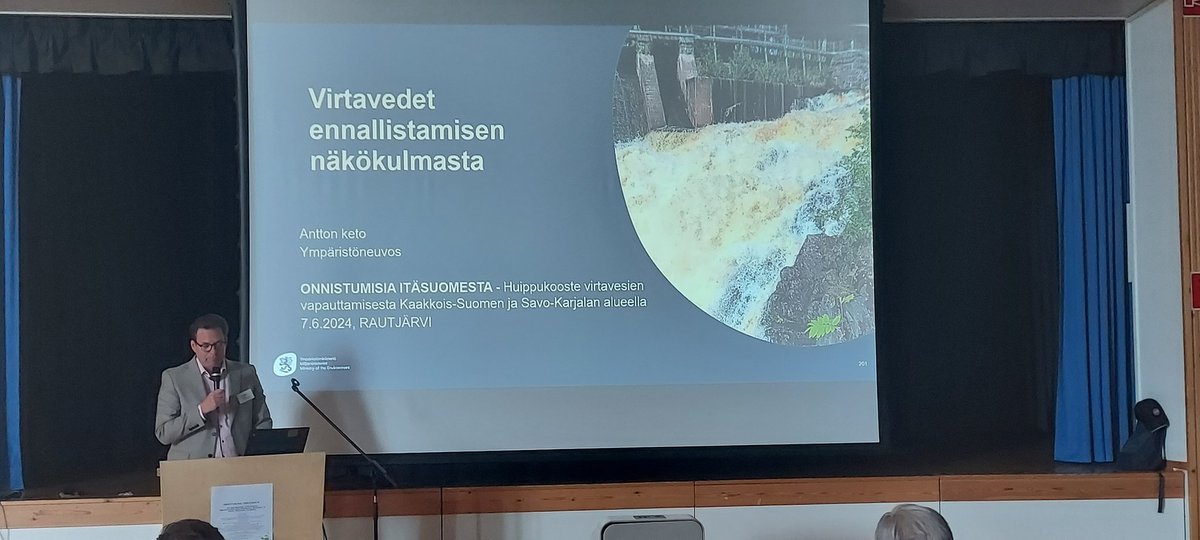 rautjarvenkunta's tweet photo. Ympäristöministeriön Antton Keto pohtii virtavesiä ennallistamisen näkökulmasta. 

#hiitolanjoki #hiitolanjoenhurmaa #rautjarvinyt #padotmurtava #onnistumisiaitäsuomesta #wwfsuomi #kasely #ekvas https://t.co/Q78Tb4RIem
