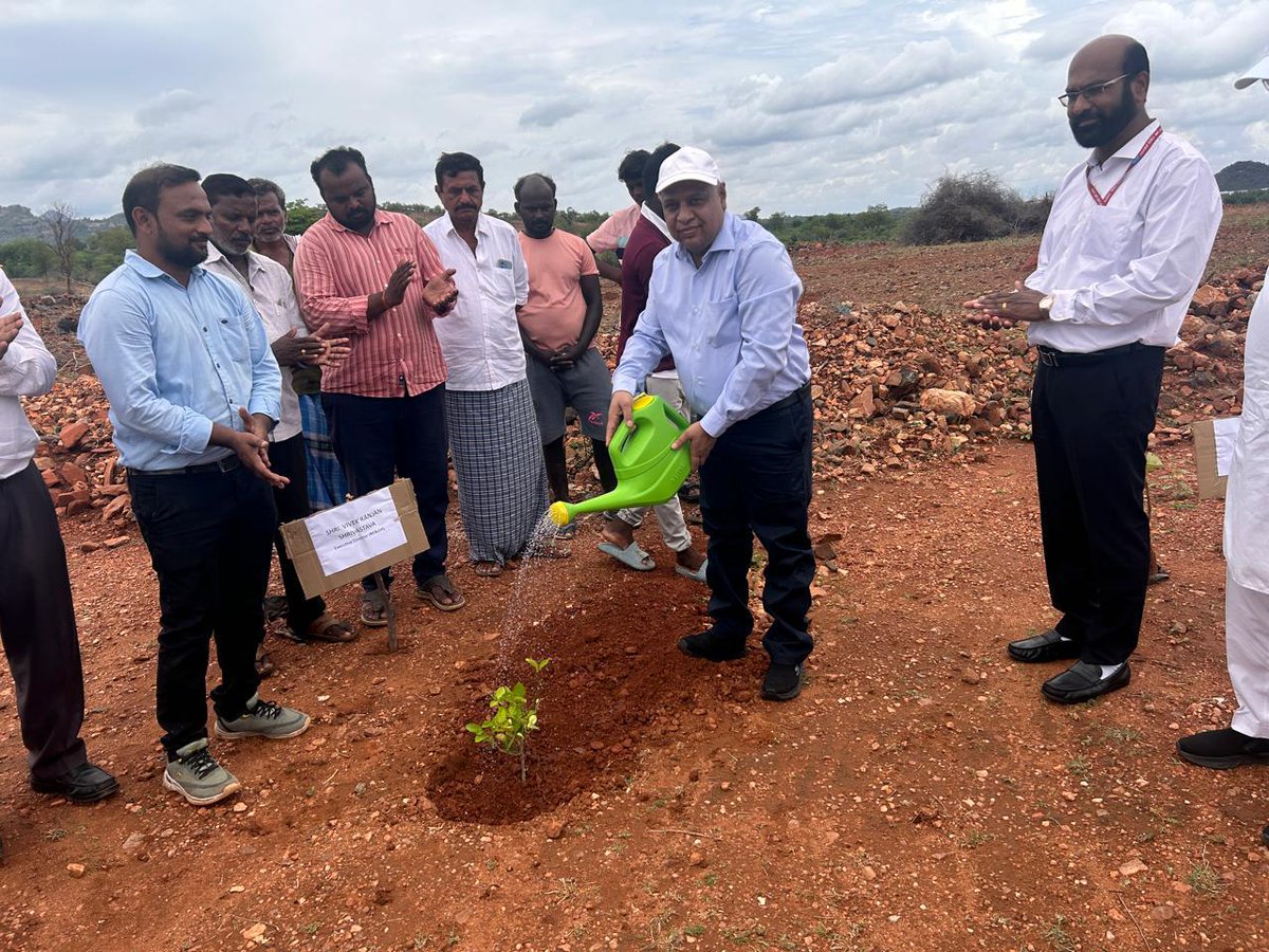 nhpcltd's tweet photo. Independent Directors of NHPC, Sh Uday Nirgudkar &amp; Shri P Goverthanan accompanied by ED (RE&amp;GH) &amp; Head of Project, visited 100 MW Solar Power Project at NP Kunta Andhra Pradesh on 7.6.24 &amp; reviewed the progress of land acquisition &amp; other activities. #nhpc #solar @MinOfPower https://t.co/jYvnLvwdIf