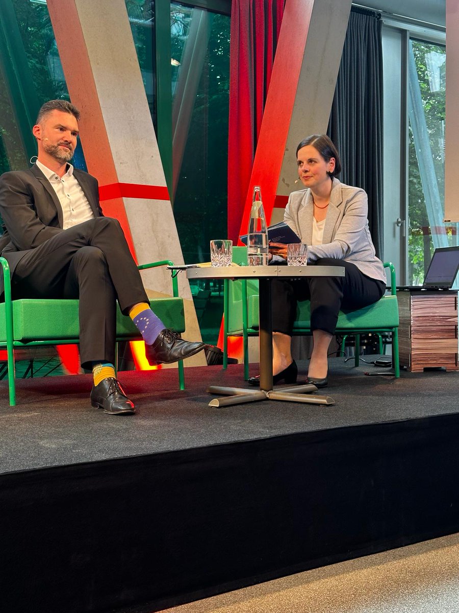 mascheburasch's tweet photo. (1/5)
Ich habe gestern mit  @PaulinaFrohlich @DanielHegedus82 und  @AndreasZick über die Gefahr des Rechtspopulismus und die anstehenden Europawahlen im Rahmen von EVZ Conversations! in Kooperation mit taz talks gesprochen @evzfoundation @tazgezwitscher https://t.co/BmxL0FcoOZ