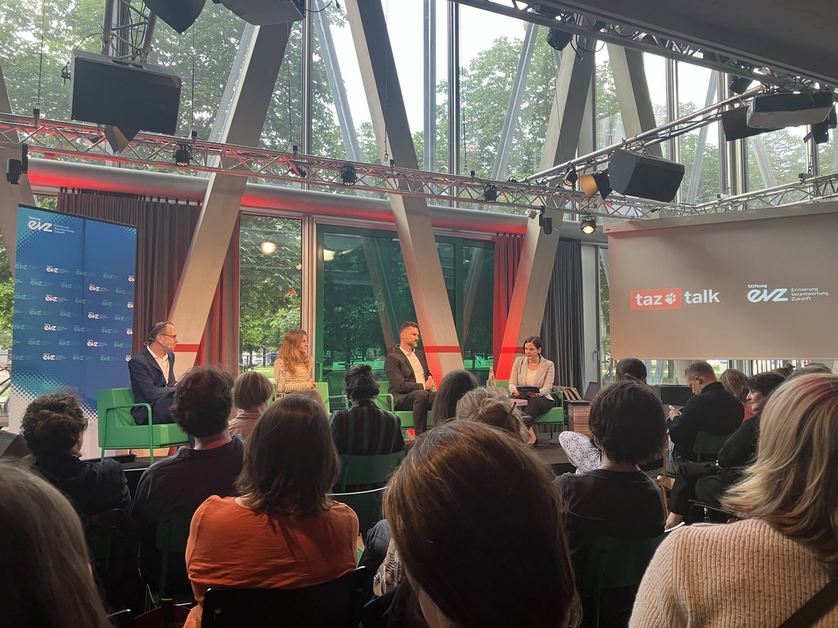 mascheburasch's tweet photo. (1/5)
Ich habe gestern mit  @PaulinaFrohlich @DanielHegedus82 und  @AndreasZick über die Gefahr des Rechtspopulismus und die anstehenden Europawahlen im Rahmen von EVZ Conversations! in Kooperation mit taz talks gesprochen @evzfoundation @tazgezwitscher https://t.co/BmxL0FcoOZ