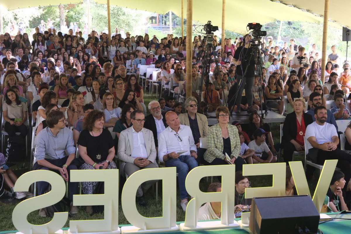 educaciocat's tweet photo. Un miler d'alumnes celebren el 25è aniversari del projecte @escolesverdes. 

🔹És una iniciativa conjunta d'@accioclimatica i @educaciocat  amb l’objectiu de promoure el compromís dels centres amb al sostenibilitat i en xarxa amb el seu entorn. 

#escolesverdes25

📲https://t.co/gKdxvcXbmN