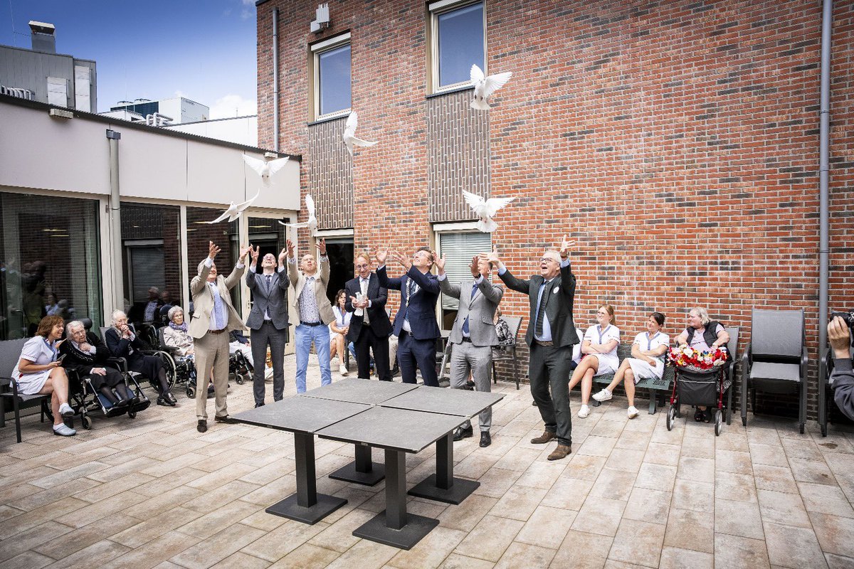 SGPnieuws's tweet photo. Een prachtig moment! Na een jarenlange verbouwing was afgelopen woensdag de officiële opening van het vernieuwde verpleeghuis Salem in Ridderkerk. Met het loslaten van 7 duiven verklaarde @djhvandijk de nieuwbouw voor geopend. https://t.co/dOVJ5pdG1b