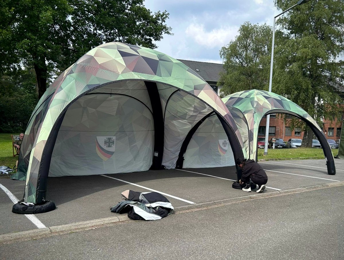 OFK_Bundeswehr's tweet photo. Die letzten Vorbereitungen beim #TagderBundeswehr 2024 laufen auch in #Augustdorf. Am Stand des #TFK erfahren Sie mehr über den #OPLAN 🇩🇪, den #HostNationSupport oder die #Amtshilfe. Dazu gibt es z.B.  Live-Vorführungen der Panzertruppe und der Feldjäger. Wir sehen uns! https://t.co/Ov74SaAnKu