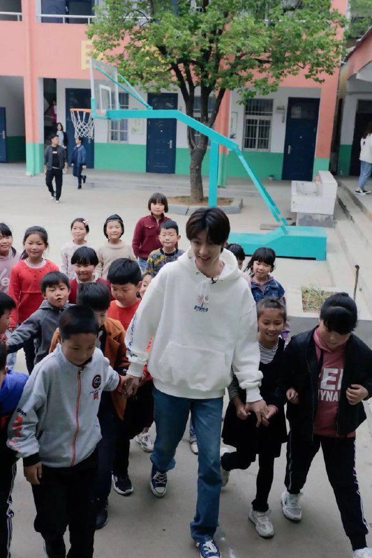 caratstalk's tweet image. [17s] ketua minghao dan geng nya🧎🏻‍♀️