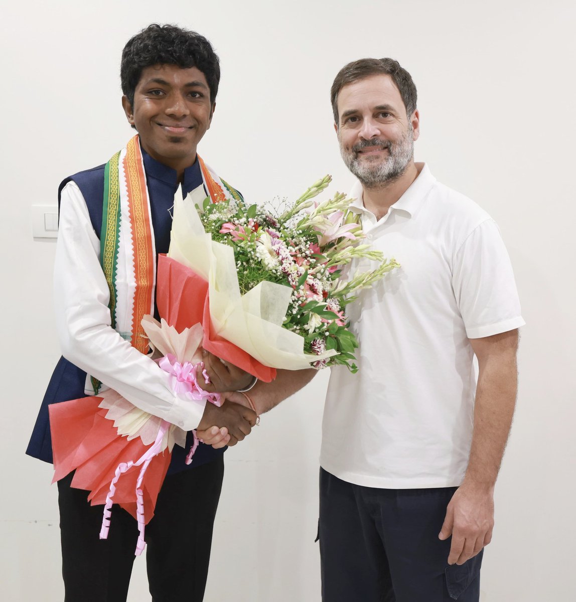 SagarKhandre12's tweet photo. ಕಾಂಗ್ರೆಸ್ ಪಕ್ಷದ ರಾಷ್ಟೀಯ ನಾಯಕರಾದ ಶ್ರೀ @RahulGandhi ರವರು ಇಂದು ಬೆಂಗಳೂರಿಗೆ ಆಗಮಿಸಿದ ಹಿನ್ನಲೆಯಲ್ಲಿ, ಕೆಪಿಸಿಸಿ ಕಚೇರಿಯಲ್ಲಿ ಅವರನ್ನು ಆತ್ಮೀಯವಾಗಿ ಸ್ವಾಗತಿಸಿದೆ.

ಈ ಸಂಧರ್ಭದಲ್ಲಿ ಬೀದರ ಲೋಕಸಭಾ ಕ್ಷೇತ್ರದಿಂದ ಅಭೂತಪೂರ್ವ ಜಯಗಳಿಸಿದ ನನ್ನನ್ನು ಅಭಿನಂದಿಸಿ ಶುಭ ಹಾರೈಸಿದರು. https://t.co/eLF7dGNGf6