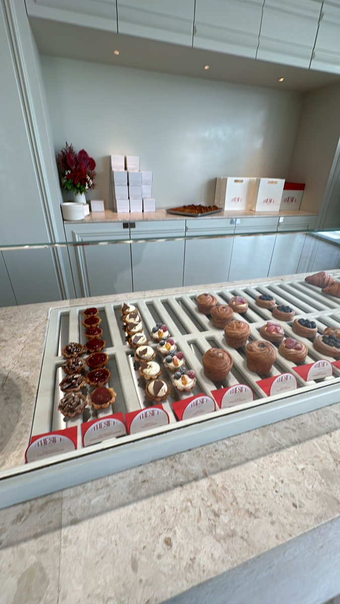 THE SIFT 🥐 🤍
المكان مميز😍✨✨
رايق وهادي وعندهم مخبوزات متنوعه ولذيذة جداً 
ممنوع اطفال 👶🏻
📍حطين