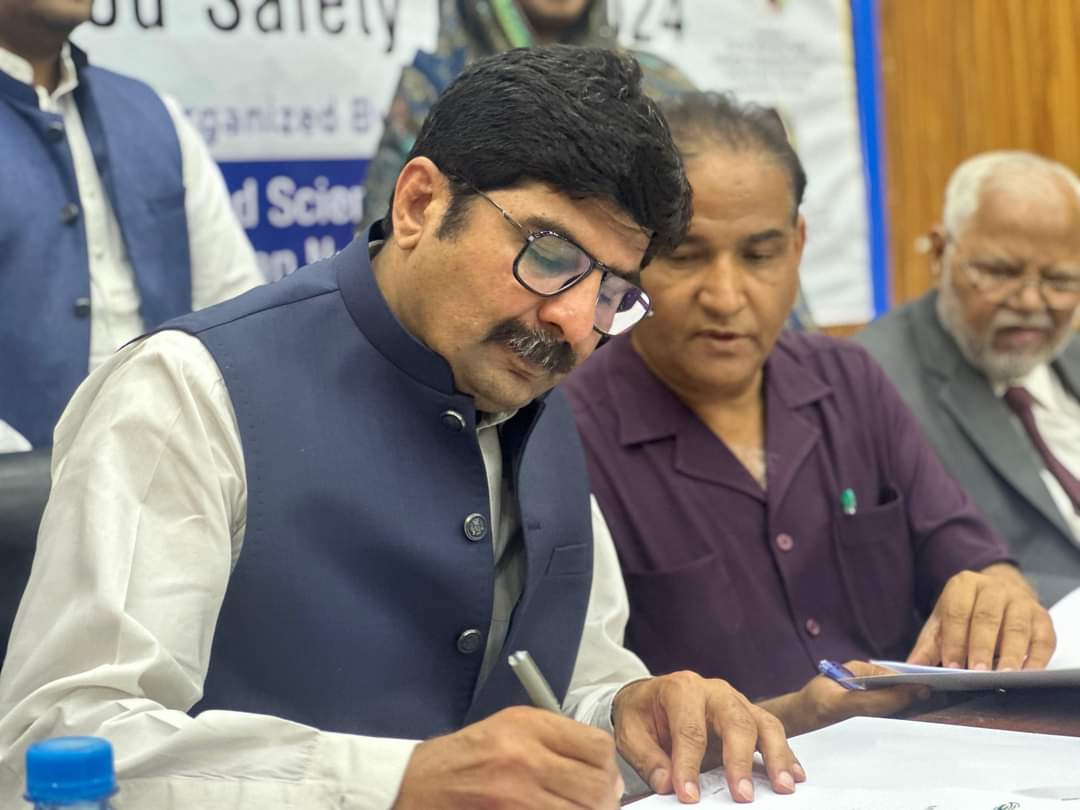 Riaz_Juj1's tweet photo. فوڈ سیفٹی کا عالمی دن کے موقع پر یونیورسٹی آف اوکاڑہ میں منعقد تقریب میں شرکت کی.
#NA136 #PMLN #UniversityOfOkara #foodsafety https://t.co/e8GoxrneW6