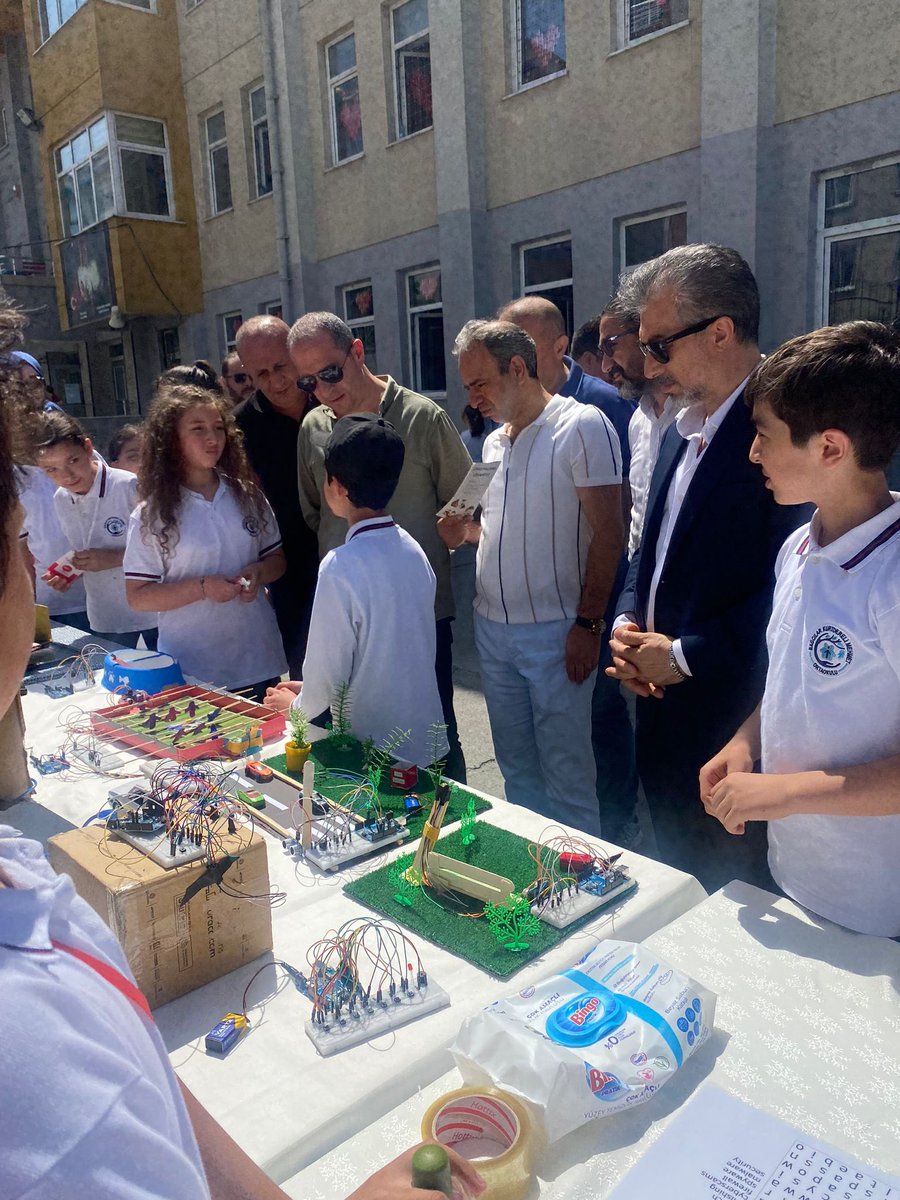 🌸Okulumuzun sene sonu şenliğinde yer alan, Teknoloji ve Tasarım, Görsel Sanatlar, Dilimizin Zenginlikleri, Robotik Kodlama, eTwinning ve Harezmi sergilerimizi gerçekleştirdik. 

🌸Emeği geçen tüm öğretmenlerimize, idarecilerimize, öğrencilerimize ve velilerimize teşekkür ederiz.