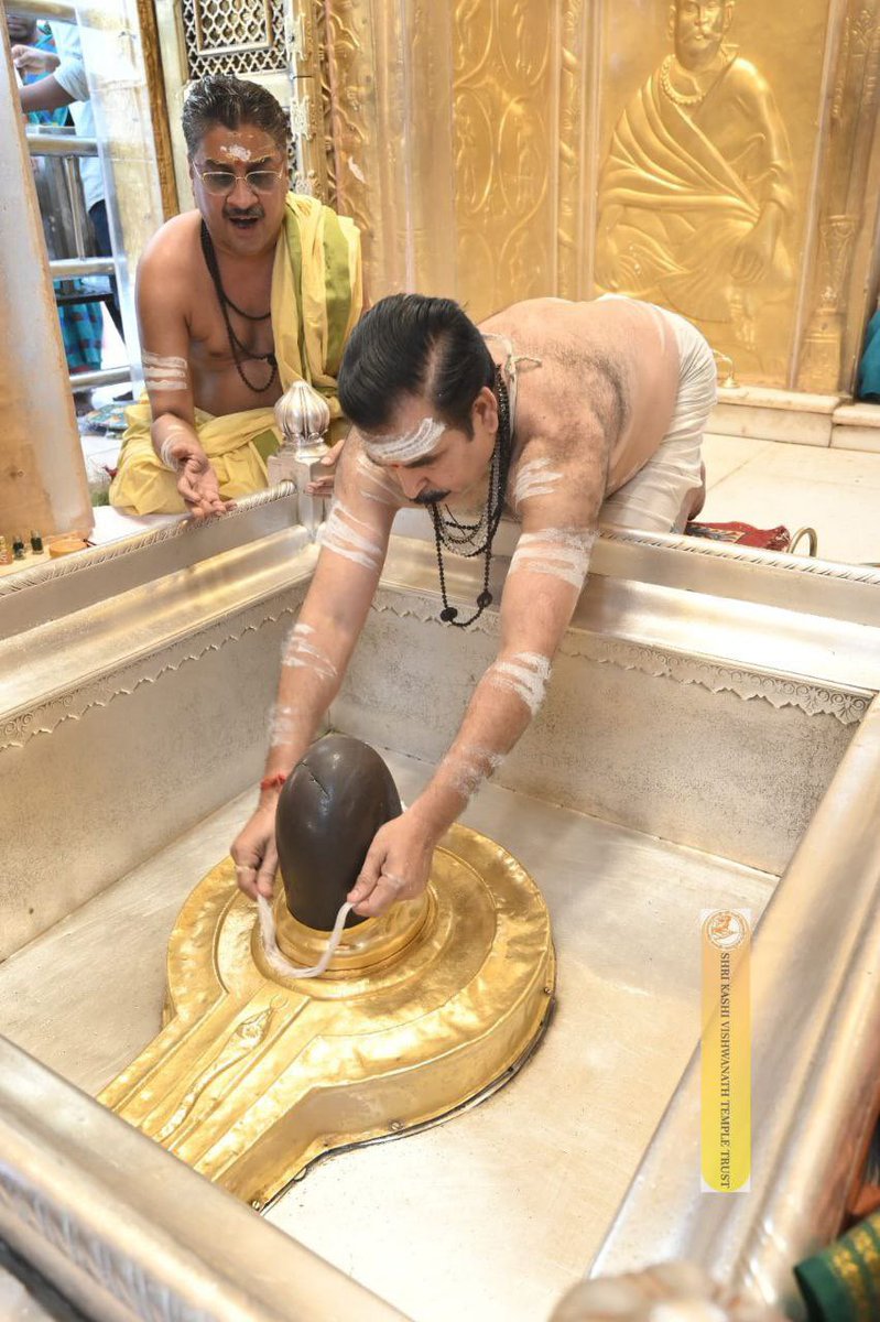 12Jyotirling's tweet photo. श्री काशी विश्वनाथ मंदिर में दोपहर भोग आरती के भव्य दर्शन।07.06.2024 https://t.co/Rj1CokqRrS