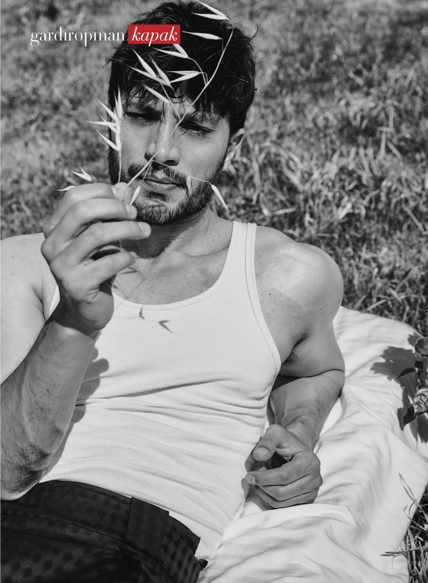 ohadiiyorum's tweet photo. her detayı nasıl kusursuz olabiliyor 🖤

#ilhanşen https://t.co/2gaUPrExCz
