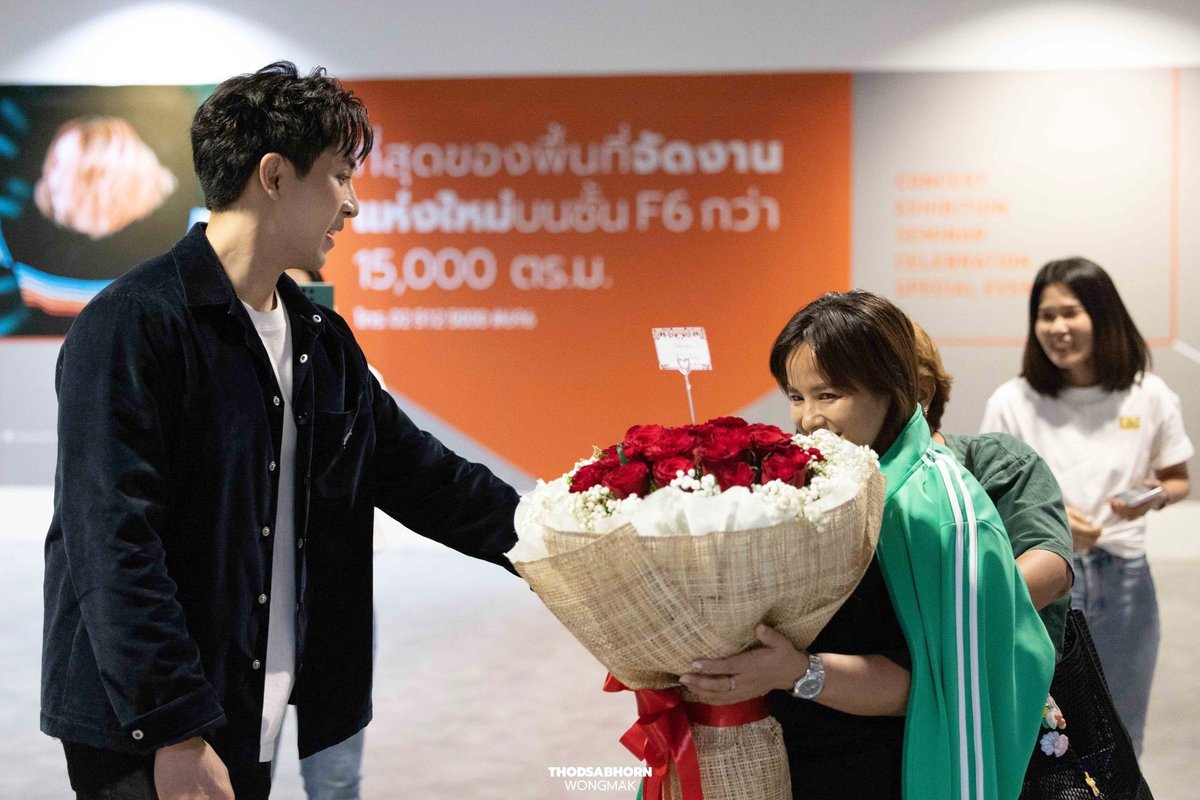 xxoaexx's tweet photo. ช่อดอกไม้ที่พี่ๆ ให้ฉันเป็นตัวแทนมอบให้พี่เกี๊ยกในวันนั้น อื้อหืออออ จะกรี๊ดไปหลายรอบมากจ้า 🥰

#เกี๊ยกวัทธิกร https://t.co/jKGCvY1plZ