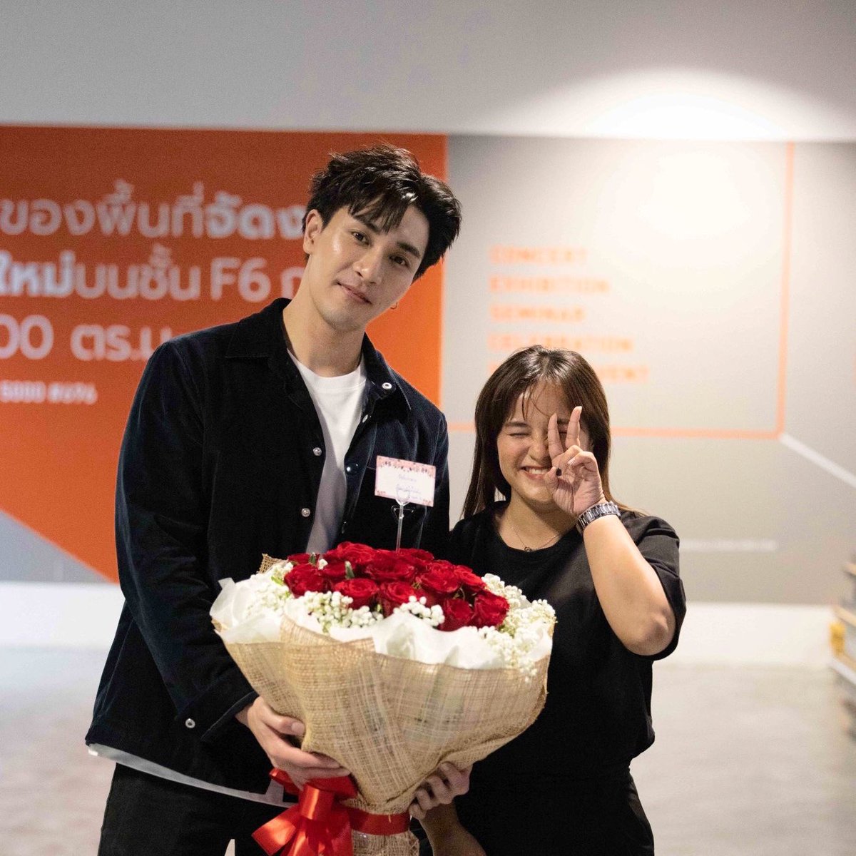 xxoaexx's tweet photo. ช่อดอกไม้ที่พี่ๆ ให้ฉันเป็นตัวแทนมอบให้พี่เกี๊ยกในวันนั้น อื้อหืออออ จะกรี๊ดไปหลายรอบมากจ้า 🥰

#เกี๊ยกวัทธิกร https://t.co/jKGCvY1plZ