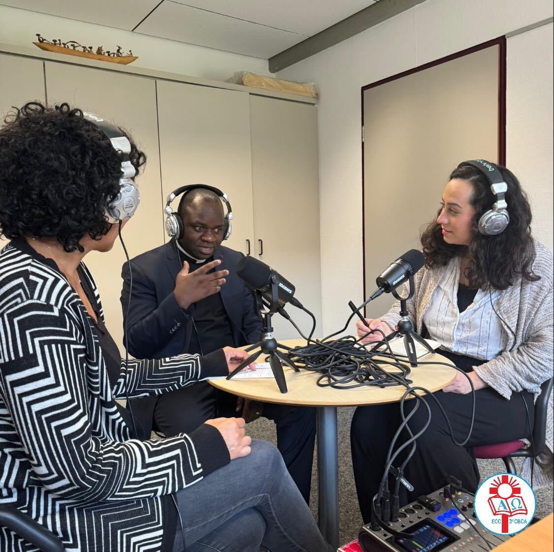 CbcaKanisa's tweet photo. Allemagne: Dans une émission radiophonique le Révérend Dr Jonathan Kavusa Kivatsi parle de la situation in sécuritaire complexe de l'Est de la RDC avec des partenaires allemands.

@vemission @BROT_furdiewelt @giz_gmbh @Presidence_RDC @GouvNordKivu 

https://t.co/Tq4mpdoBXf https://t.co/w4ZSJstns9