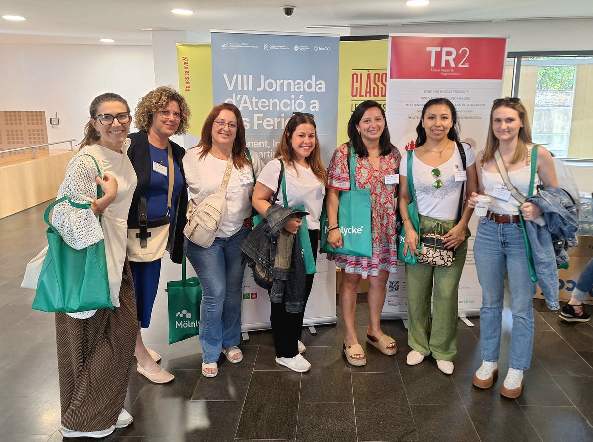 AnarmNurse's tweet photo. L'equip d'infermeria del servei de geriatria del Centre Fòrum @hospitaldelmar formant-se per donar la millor atenció als usuaris amb ferides 🩹🩹🩹!!! https://t.co/HttBZkA8Uj