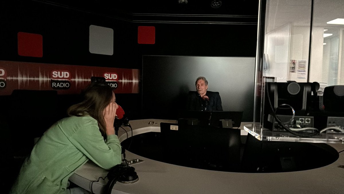 marinetondelier's tweet photo. Tout est bon pour faire taire les écologistes !!! 🤣
En direct sur Sud Radio avec @JJBourdin_off, coupure de courant complète du bâtiment.
Plateau plongé dans le noir, direct arrêté, plus de radio...
Un fait inédit dans l'histoire de la radio ! 😅 https://t.co/inq6O8tsQh