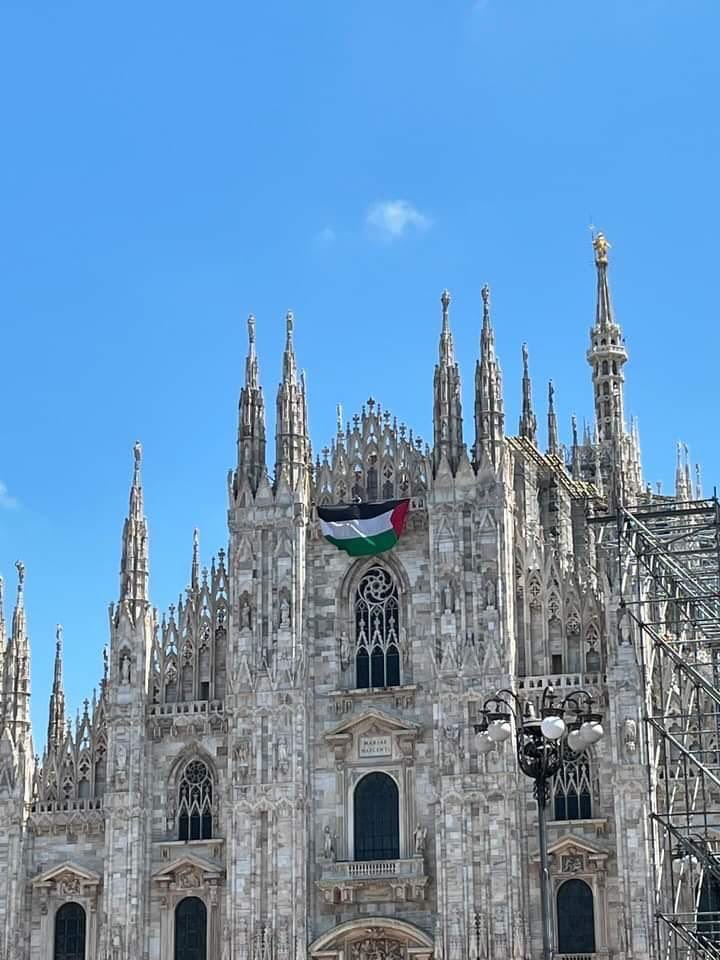 The Palestinian flag was hung in the 1000-year-old Milan Cathedral.