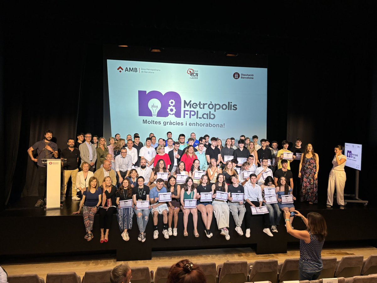 marials1981's tweet photo. Un resum en imatges de l’alumnat de l’@InsBonanova a la final del #metropolisfplab on tres equips de l’Institut hi van arribar i dos d’ells en van resultar premiats. Gràcies @fundaciobcnfp per la organització. La il·lusió de l’alumnat d’arribar fins aquí és un regal. https://t.co/DXAFzF46pp