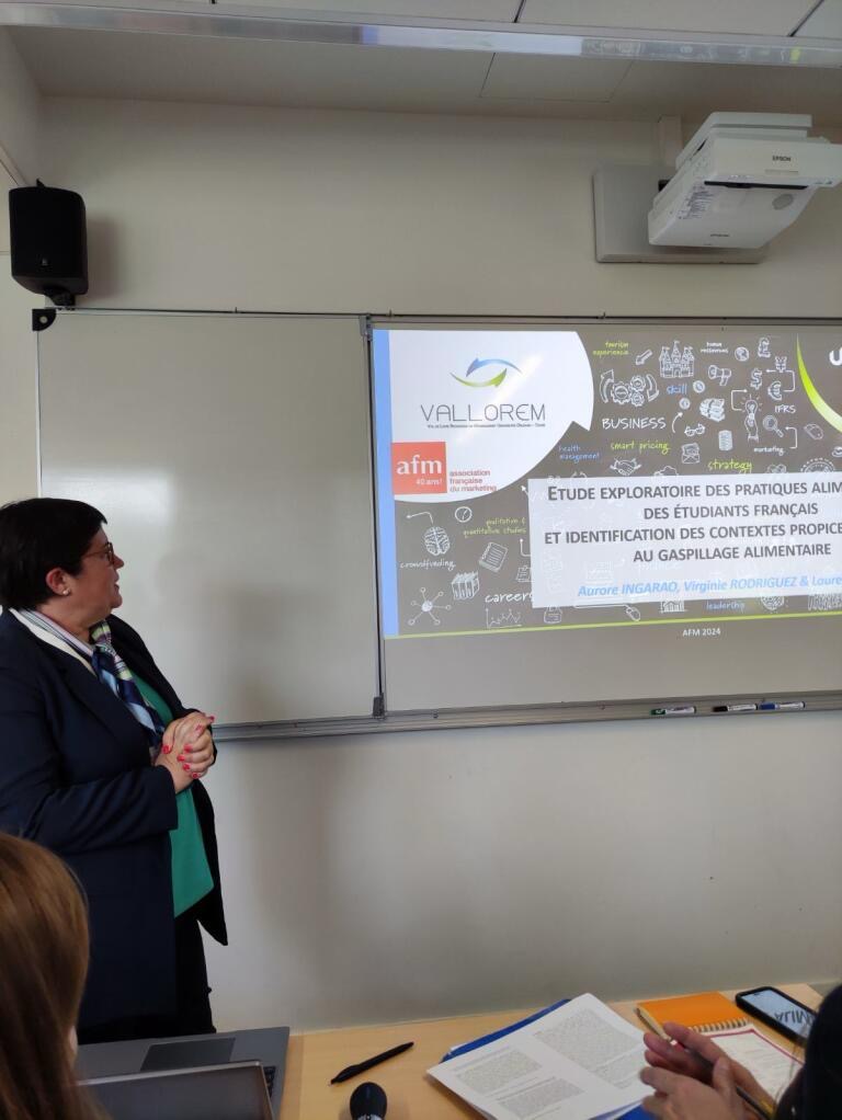 Virginie RODRIGUEZ présente les travaux menés avec Laure Sugier et Aurore Ingarao de <a href="/Vallorem/">Vallorem</a> sur les pratiques alimentaires des étudiants et le gaspillage alimentaire lors du 40ème colloque de l'@afm_marketing.