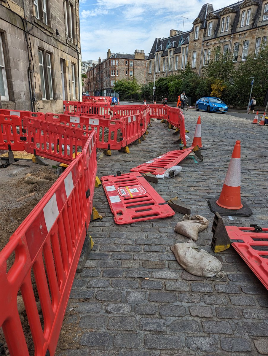 Juicemonkey's tweet photo. @SPEnergyNetwork @Edinburgh_CC @SPEnergyNetwork @MEServicesUK 
Day 4. Still not accessible. Still not acceptable https://t.co/l0tGMy6VLo