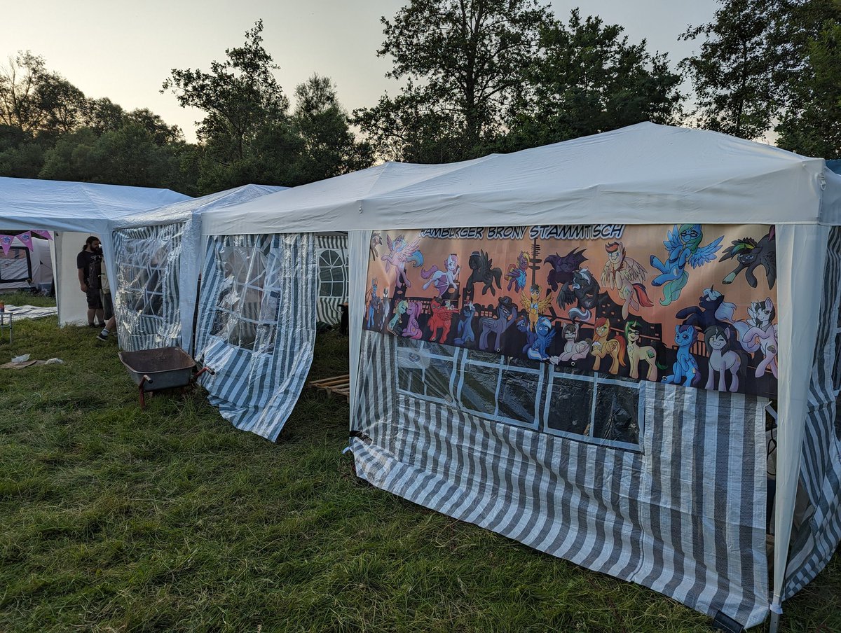 AnNyTr3e's tweet photo. On Day 0 from @Everfree_Encore I was so occupied with helping setting up tents and the Hamburg Northern Lights Camp that I immediately forgot to post again yesterday lol.

Here are some random pictures I took. https://t.co/Zpa4IfP8hF