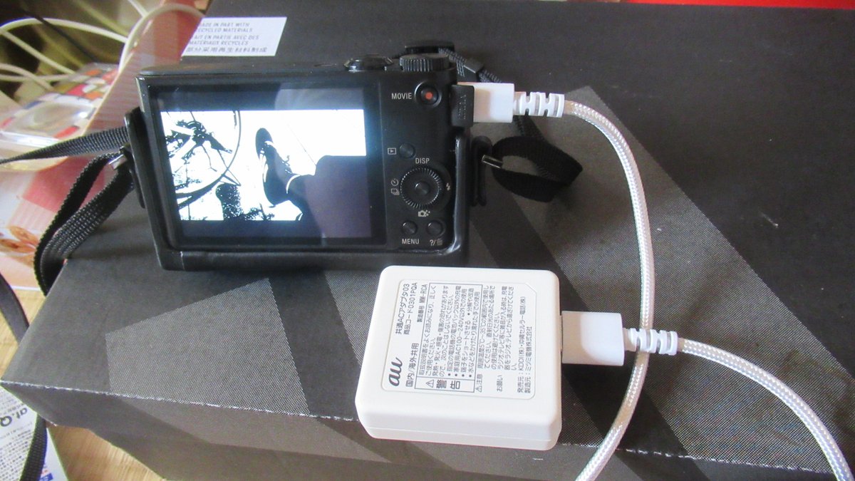 kairanban's tweet image. ＝カメラ新旧交代＝
赤＝これまでのカメラ
黒＝今度の #SONYwx３５０
＞#microUSB 接続図有り
sonyWX３５０は９年前に発売、現在は５００が出ている？🧐
＞ケーブルも昔のタイプ、今は「Cタイプ」が主流。
USBも２，０→３、０が主流。
ケースが付いているので、ケーブル～直接PCに送れるのは良。