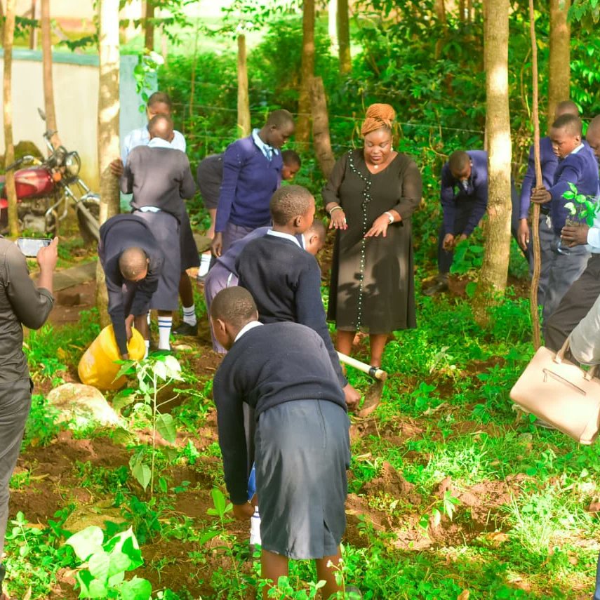 HonMukabane's tweet photo. In Governor @BarasaFernandes OGW Words, "Working with learning institutions will help us to socialize children in environmental consciousness."

It was a pleasure for to Launch the School Greenning Program earlier today at Indangalasia Secondary School. https://t.co/MhyPscwelb