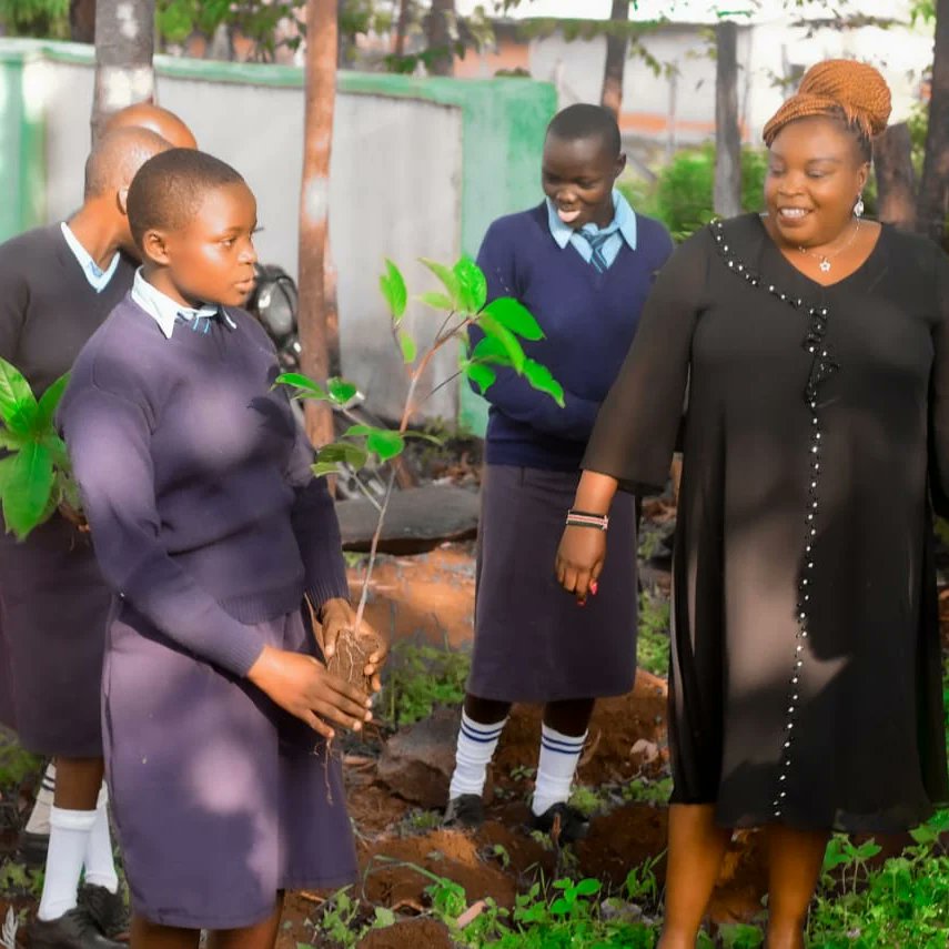 HonMukabane's tweet photo. In Governor @BarasaFernandes OGW Words, "Working with learning institutions will help us to socialize children in environmental consciousness."

It was a pleasure for to Launch the School Greenning Program earlier today at Indangalasia Secondary School. https://t.co/MhyPscwelb