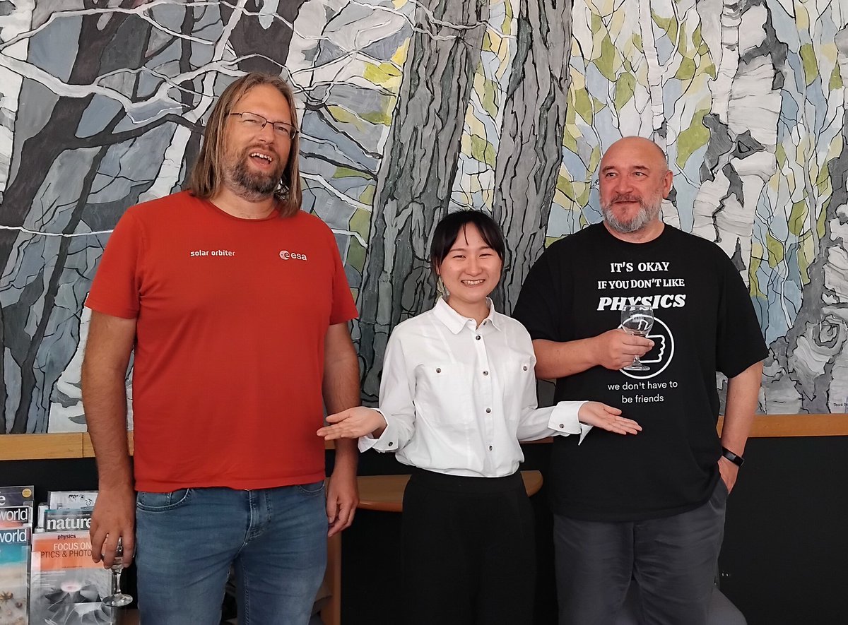 Congrats to Sihui Zhong, who passed her viva yesterday, pictured here with supervisor Valery Nakariakov and external examiner Tom Van Doorsselaere. Sihui's thesis studied waves in coronal loops 🌞