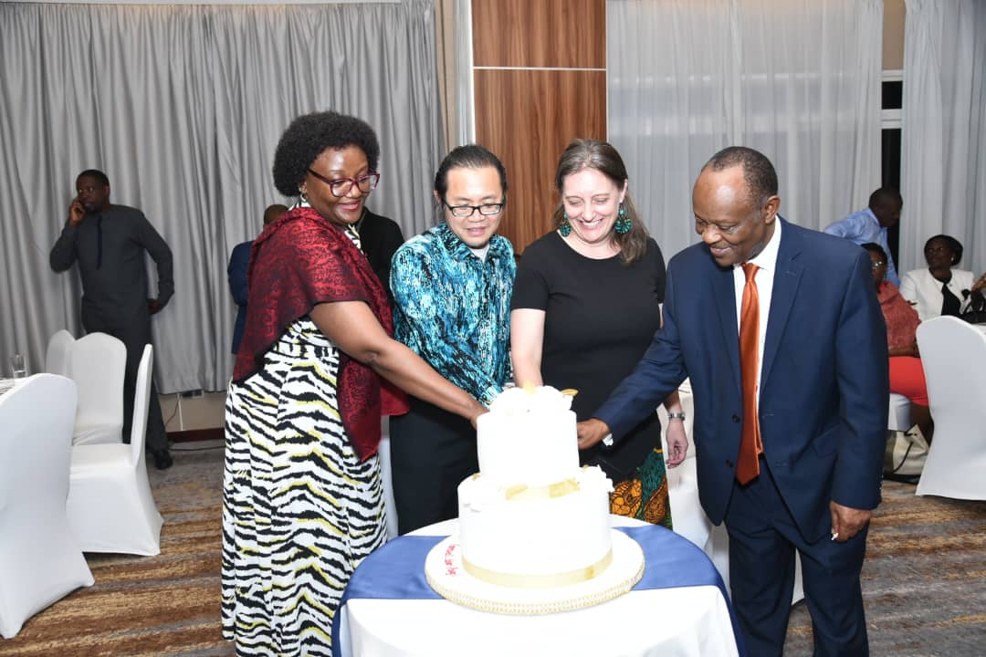 IDIMakerere's tweet photo. Our GHS team joined @MinofHealthUG and partners to joyfully celebrate and bid farewell to Dr. Amy Boore, the @CDCgov Uganda, DGHP Program Director. The lasting impact and capacity she has built in our GHS program has set a new historical benchmark. https://t.co/HZfSly242u