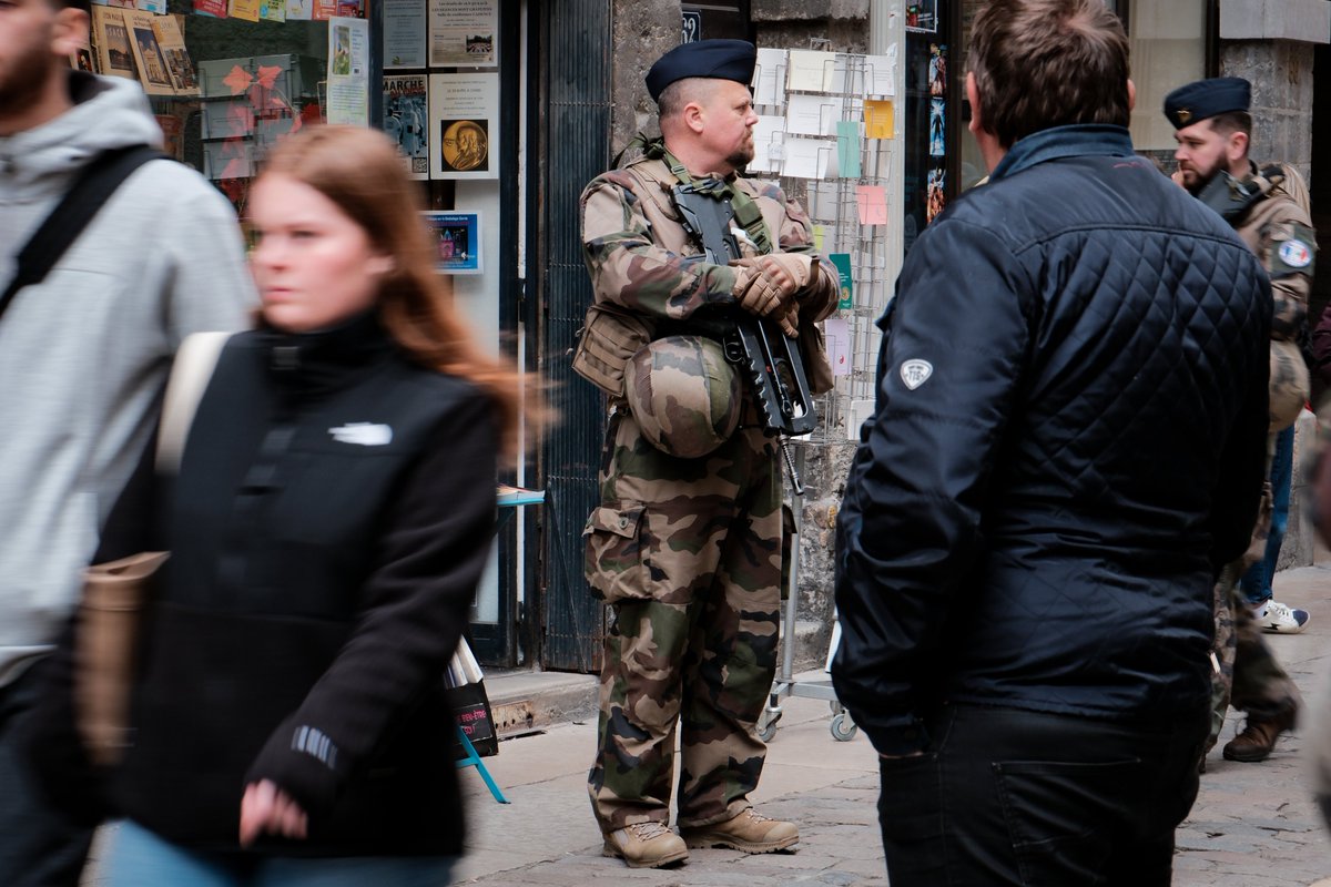 Gouv_mili_Lyon's tweet image. #FiersDeNosSoldats En tous temps, en tous lieux, les militaires de l’opération #SENTINELLE veillent sans relâche et #AVosCotés pour vous protéger.
#NotreDéfense @armeedeterre @Armee_de_lair