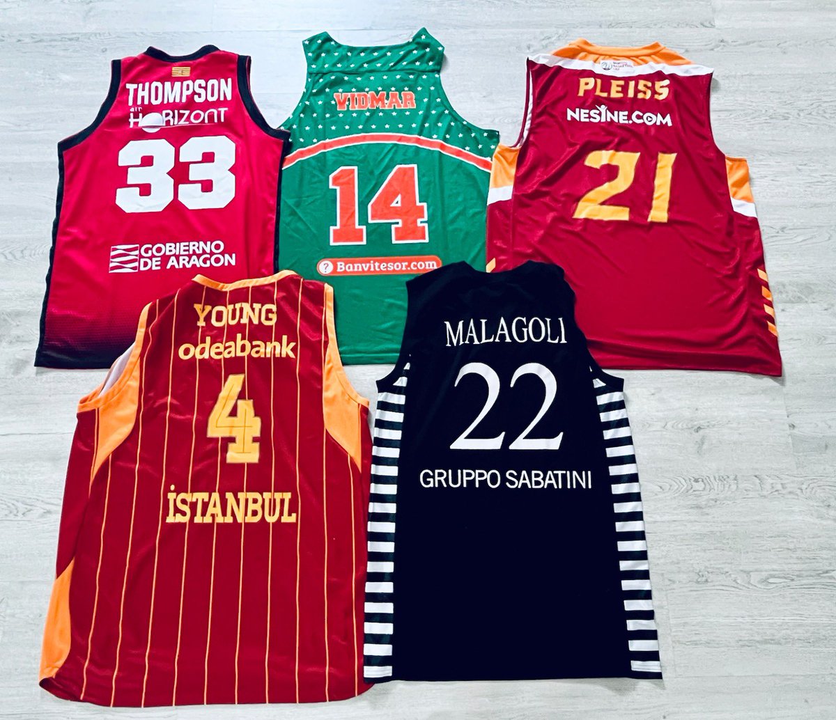 VicBotas's tweet image. 11 metros de tíos. Como la distancia del penalti 😱😱