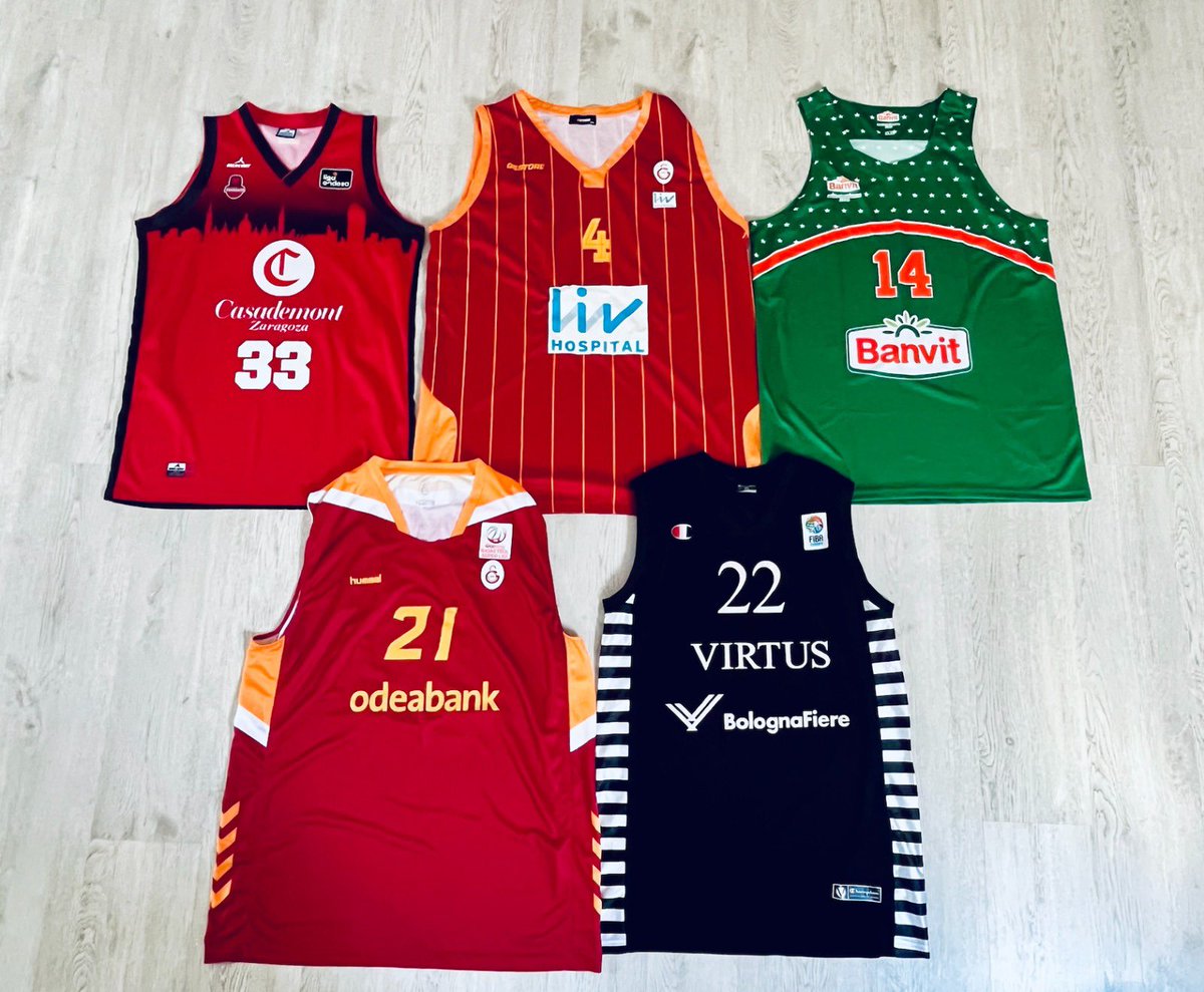 VicBotas's tweet image. 11 metros de tíos. Como la distancia del penalti 😱😱